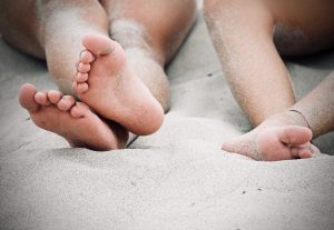 voeten in zand 